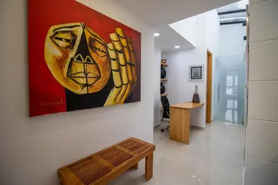 a living room with a painting on the wall at Penthouse de Lujo con Jacuzzi y Vista in Itagüí