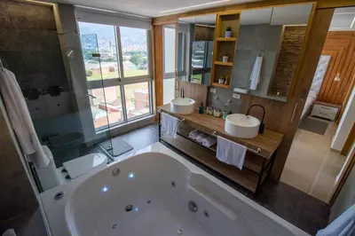 a large bathroom with two sinks and a tub at Penthouse de Lujo con Jacuzzi y Vista in Itagüí