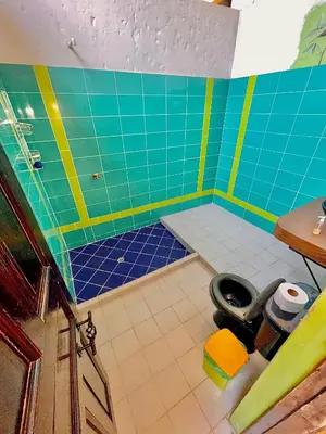 a bathroom with a blue and green tiled wall at Casa Real - Encanto Colonial in Sopetran