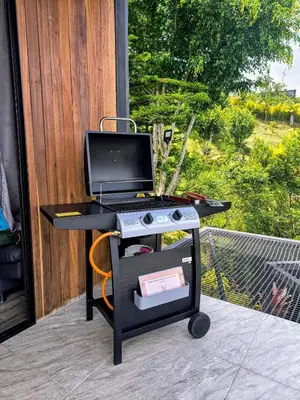 a table with a laptop computer on top of it at Cabaña con jacuzzi y vista al embalse - Ocasia in Chiquinquirá
