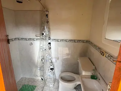 a small bathroom with a toilet and a shower at Casa de campo a 5 minutos from Sonsón in Sonsón