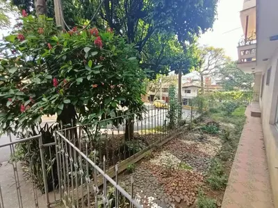 a fence in front of a garden with a tree at Casa Clásica Zona Centro Medellín, Casa Villa para 8H in Medellín