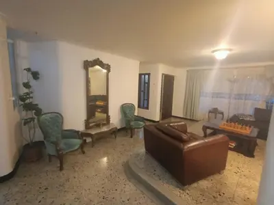 a living room with a couch and chairs and a mirror at Casa Clásica Zona Centro Medellín, Casa Villa para 8H in Medellín