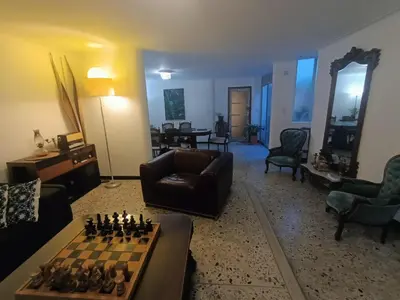 a living room with a chessboard in the middle at Casa Clásica Zona Centro Medellín, Casa Villa para 8H in Medellín