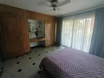 a bedroom with a bed and a dresser and a window at Casa Clásica Zona Centro Medellín, Casa Villa para 8H in Medellín