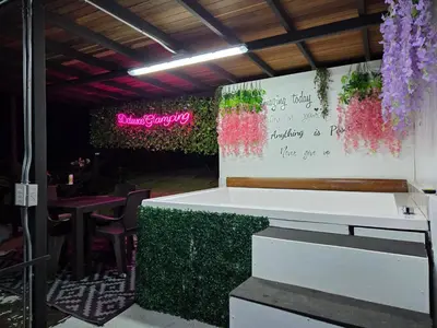 a restaurant with a white counter with flowers on the wall at Deluxe Glamping Domo in Copacabana