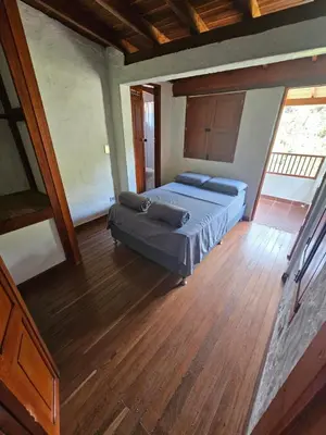 a bedroom with a bed and a wooden floor at Don tranquilo in Alejandría