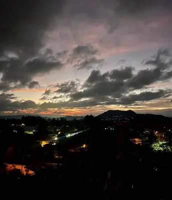 a view of a city at sunset at Alto Paraiso Glamping 