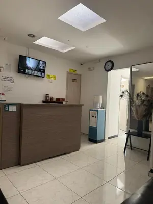 a room with a counter and a tv on the wall at Hotel Café de la Montaña in Pensilvania