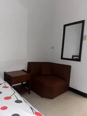 a living room with a brown couch and a table at Hotel Café de la Montaña in Pensilvania