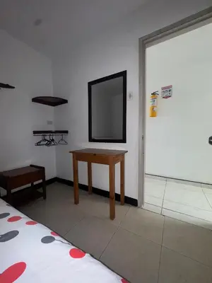a room with a table and a tv on the wall at Hotel Café de la Montaña in Pensilvania