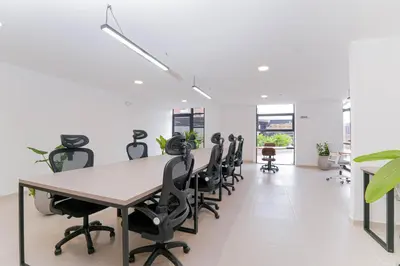 an office with a long table and black chairs at Metropolitan Living by HOUSY in Medellín