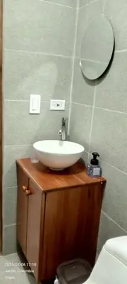 a bathroom with a sink and a mirror at Apartamento completo in Jardin