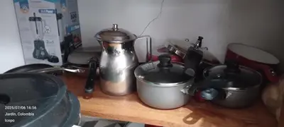a counter with some pots and pans on a table at Apartamento completo in Jardin