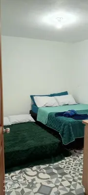 a bedroom with two beds with green sheets at Apartamento completo in Jardin