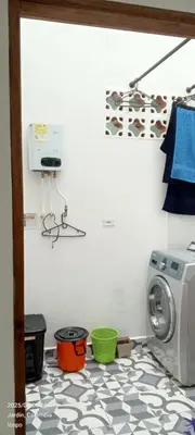 a laundry room with a washing machine and a tile floor at Apartamento completo in Jardin