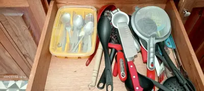 a drawer filled with utensils and a plastic container at Apartamento completo in Jardin