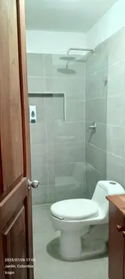 a bathroom with a toilet and a shower at Apartamento completo in Jardin