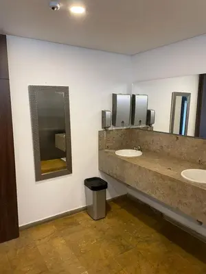 a bathroom with two sinks and a mirror at Suite Casa Grande in Rionegro