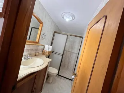 a bathroom with a toilet sink and a shower at Amplio apartamento Guayabal cerca aeropuerto Olaya Herrera in Medellín
