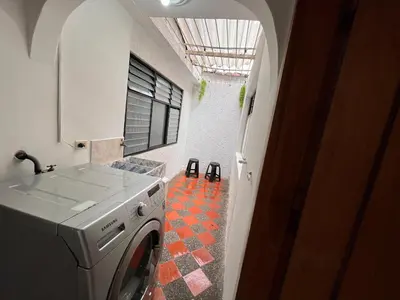a laundry room with a washing machine and a sink at Amplio apartamento Guayabal cerca aeropuerto Olaya Herrera in Medellín