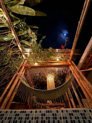 a net with plants on top of a building at Mamaquilla Grupal Glamping in Jardin