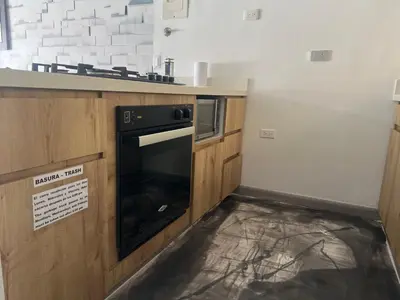 a kitchen with a microwave and a stove at Apartamento Simón Bolívar in Itagüí