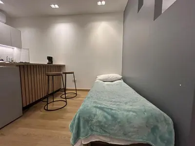 a hospital room with a bed and a table at Elegante lugar a pasos del metro in Medellín