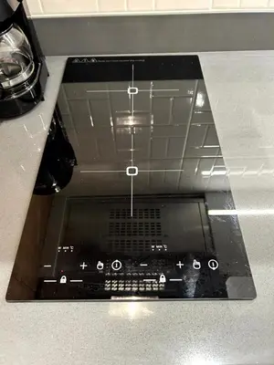 a view of a stove top oven with itsvisor at Elegante lugar a pasos del metro in Medellín