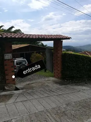 a gate with a sign that reads emigrada at El descanso perfecto in Palestina
