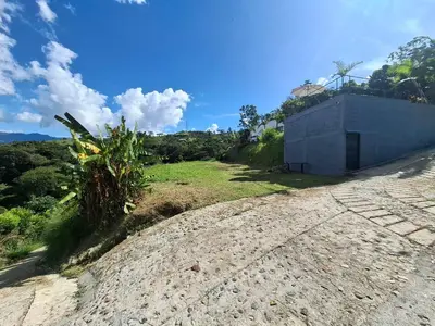 a dirt road next to a building on a hill at Casa de lujo wifi jacuzzi charcos parking in Barbosa