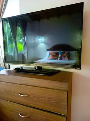 a flat screen tv sitting on a dresser at Céntrico Apartamento Belén in Medellín