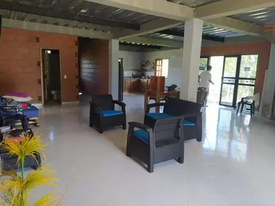 a living room with black chairs and a table at Cabaña en San Rafael Cerca de Ríos y Naturaleza in San Rafael