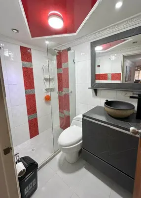 a bathroom with a toilet and a shower and a sink at Apartamento central y espacioso in Marinilla