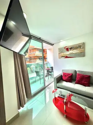 a living room with a couch and a red table at Apartamento Acogedor y Tranquilo in Sabaneta
