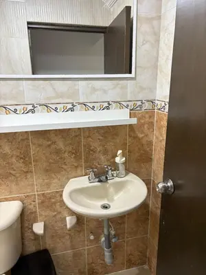 a bathroom with a sink and a mirror and a toilet at Apto en Laureles, 4 Habitaciones Ideal para Grupos in Medellín