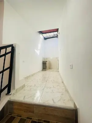 an empty room with a white wall and a window at Hospedaje Mi casita in Guatapé