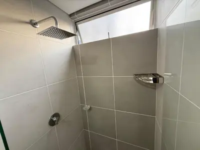 a bathroom with a shower with a glass door at Apartamento con vista a la montaña, piscina y gym in Sabaneta