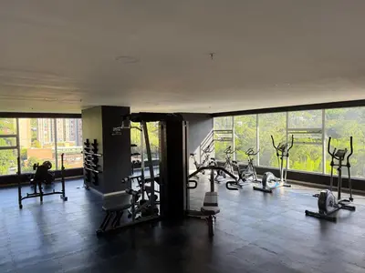 a gym with a bunch of tread machines in a room at Apartamento con vista a la montaña, piscina y gym in Sabaneta