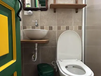 a bathroom with a white sink and a toilet at Hotel Vegas del Rio in Támesis
