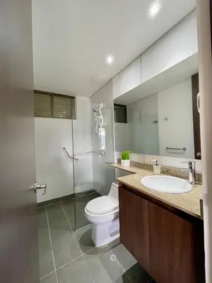 a bathroom with a toilet and a sink and a mirror at aparta hotel campestre luxury en llanogrande 10 minutos aeropuerto in Rionegro