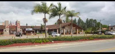 a street with a building and palm trees and a road at aparta hotel campestre luxury en llanogrande 10 minutos aeropuerto in Rionegro