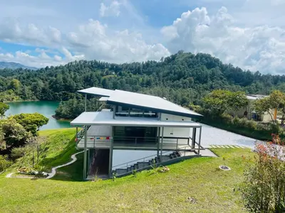 Gallery image of Casa garuda, hermosa cabaña con vista a la piedra de El Peñol in La Pradera