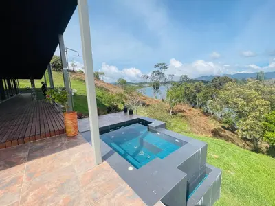 Gallery image of Casa garuda, hermosa cabaña con vista a la piedra de El Peñol in La Pradera