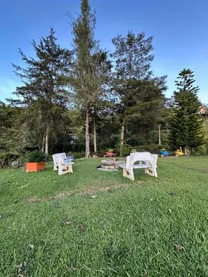 two chairs and a picnic table in the grass at Refugio del Atardecer in El Peñol