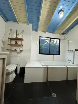 a large bathroom with a tub and a toilet at Refugio del Atardecer in El Peñol