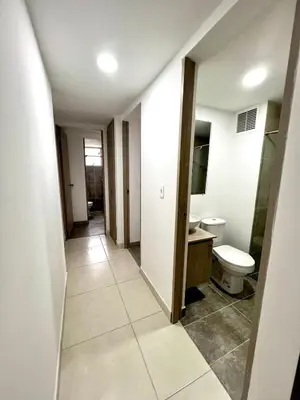 a bathroom with a toilet and a sink at Espectacular apartamento in Manizales