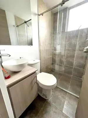 a bathroom with a toilet and a sink and a shower at Espectacular apartamento in Manizales