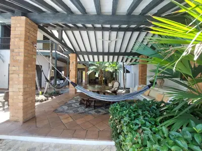 a hammock in the middle of a courtyard at Espectacular Casa en Cauca viejo con piscina, jacuzzi y turco in Jericó