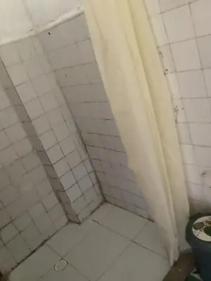 a bathroom with a tiled shower with a toilet at Las Hamacas Mountain Hostal zona de camping in Villamaría